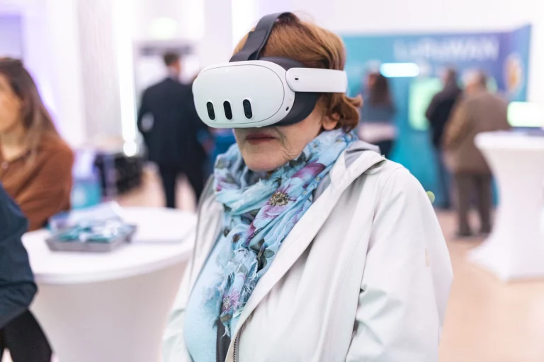 Frau mit VR-Brille bei einer Präsentation im Schützenhaus Münchberg