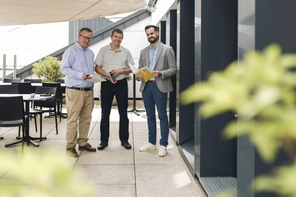 Die Wirtschaftsförderer des Landkreises Hof, Klaus Gruber und Andreas Zuber (von links), und der Geschäftsstellenleiter der Gesundheitsregion plus Hofer Land, Simon Basedow, haben die Online-Veranstaltung zur psychischen Gesundheit im Unternehmen gemeinsam auf die Beine gestellt und stehen für Fragen zum Thema gerne zur Verfügung.