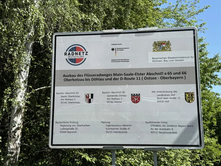 Infotafel zum Ausbau des Flüsseradwegs Main-Saale-Elster zwischen Oberkotzau und Döhlau