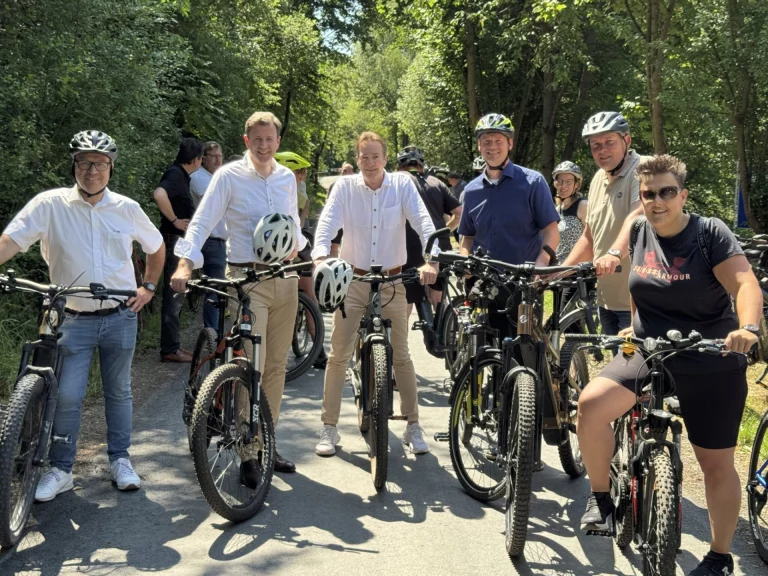 Gruppe von Personen mit Fahrrädern auf dem neu eröffneten Flüsseradweg zwischen Oberkotzau und Döhlau