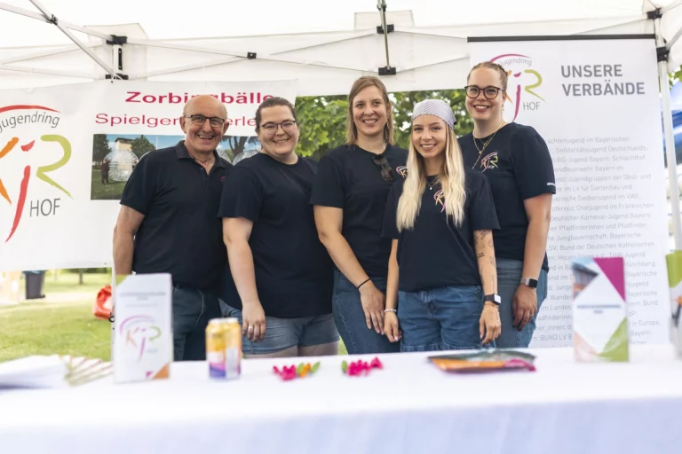 Fünf Personen am Infostand des Kreisjugendrings unter einem Pavillon mit Bannern