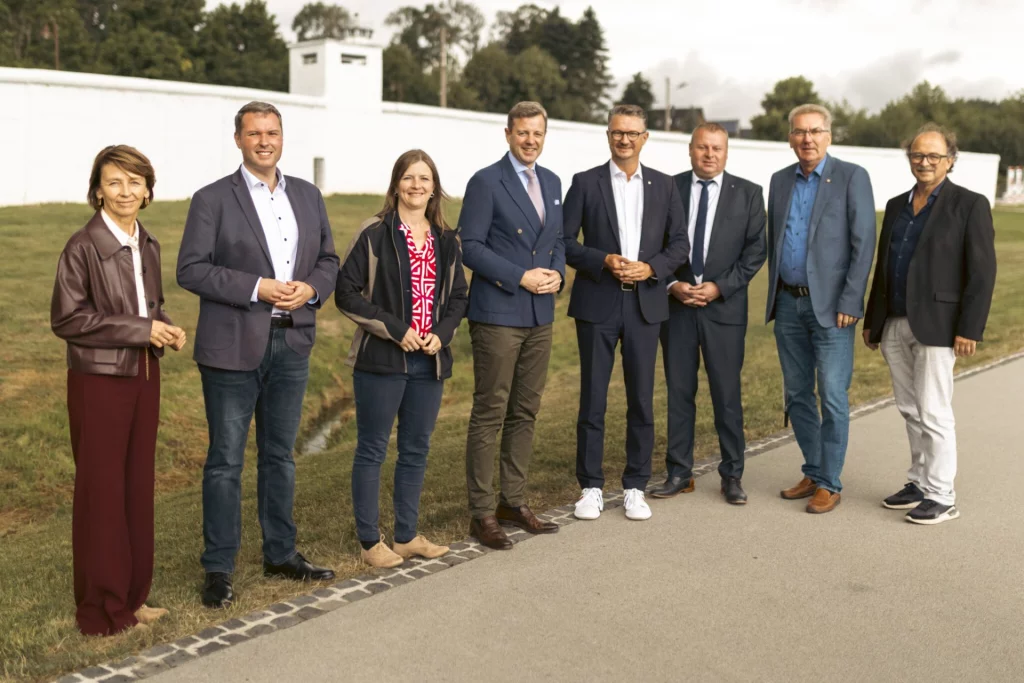 Gruppenbild (v.l.): Christine Franz (Geschäftsführerin Zweckverband Deutsch-Deutsches Museum), Alexander Kätzel (Bürgermeister Töpen), Annika Popp (stv. Landrätin und Museumspädagogin), Landrat Dr. Oliver Bär, Minister Christian Tischner, Marcel Zapf (Bürgermeister Gefell), Bert Horn (Zweckverbandsrat), Robert Lebegern (Museumsleiter Deutsch-Deutsches Museum)
