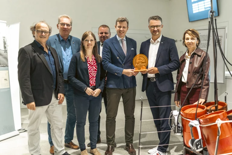 Gruppe von Personen mit Auszeichnung „KulTour Erlebnis“ in einer Ausstellung zur deutsch-deutschen Grenze