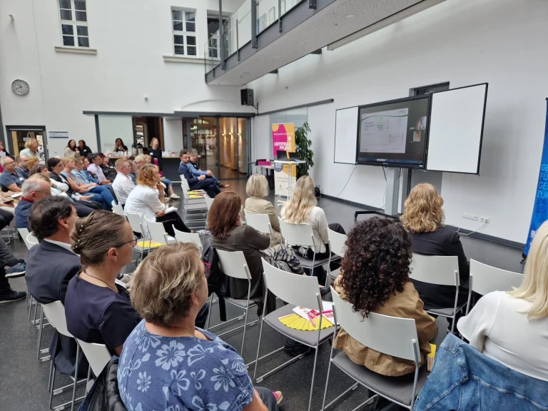 Sitzreihen mit Teilnehmenden bei der Netzwerkveranstaltung Runder Tisch Pflege Hofer Land