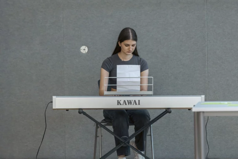 Junge Frau spielt Keyboard der Marke Kawai bei der Veranstaltung