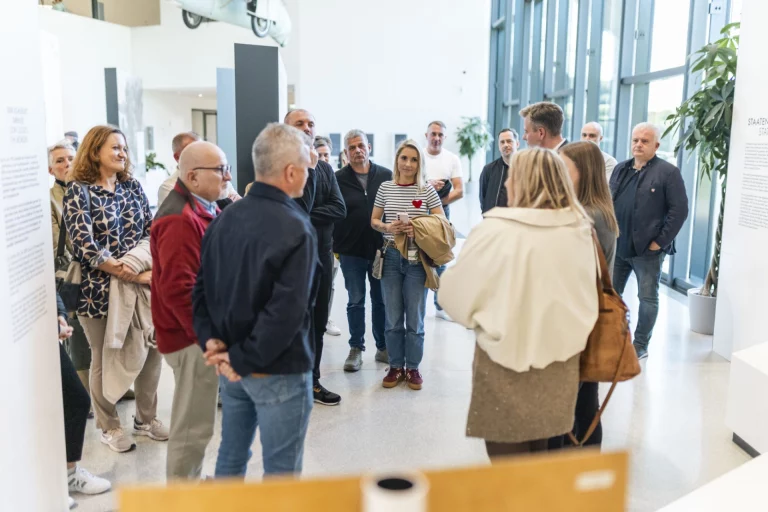 Gruppe von Personen bei einer Führung in einem Ausstellungsraum