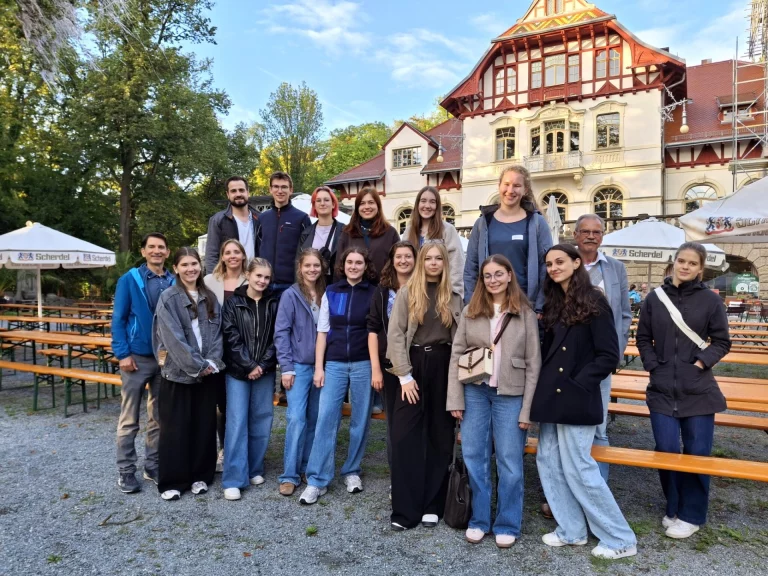 Gruppe von Medizinstudierenden vor historischem Gebäude im Hofer Theresienstein