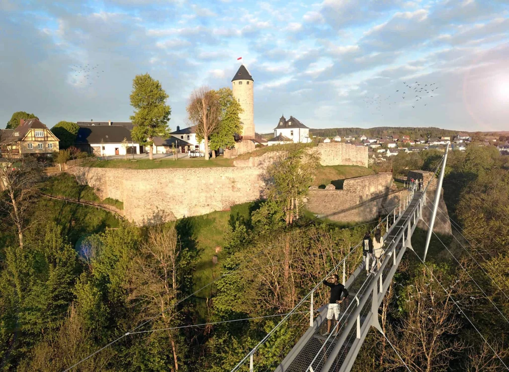 Visualisierung der Lohbachtalbrücke mit Blick auf die Burg Lichtenberg