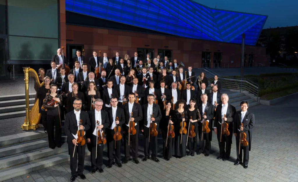 Hofer Symphoniker vor der Freiheitshalle Hof